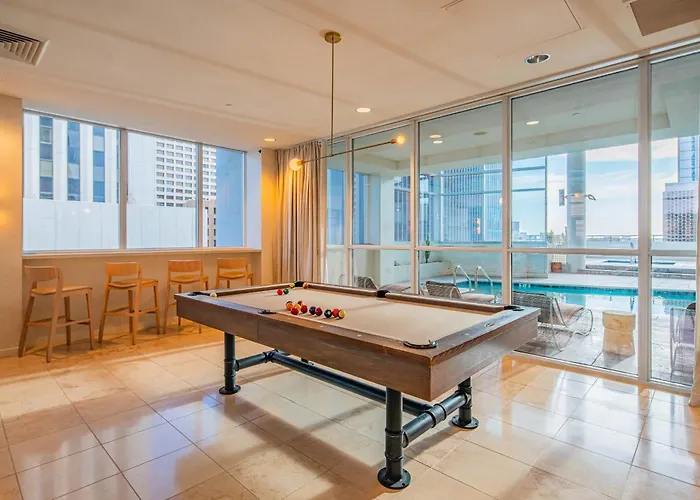 Chic Urban 1br Pool Gym Parking W&d Dt Apartment
