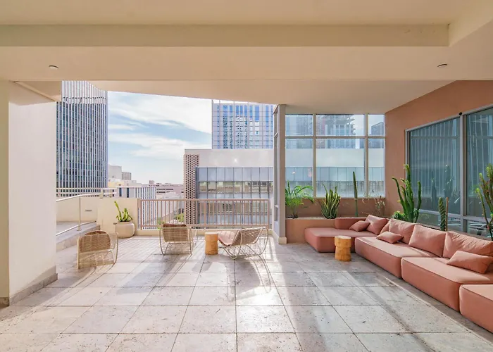 Chic Urban 1br Pool Gym Parking W&d Dt