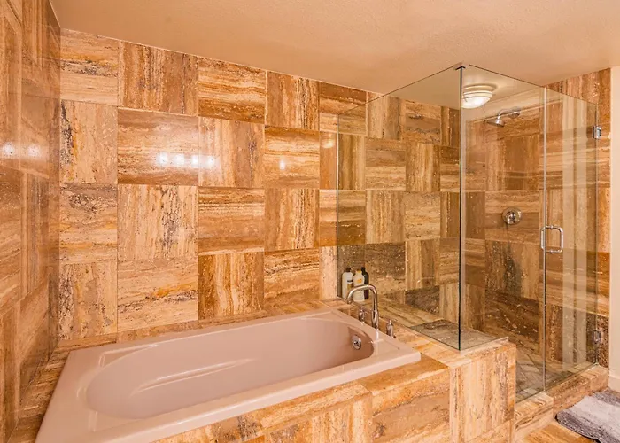 Chic Urban 1br Pool Gym Parking W&d Dt Apartment *